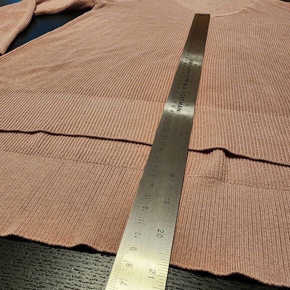 14th & Union Cold Shoulder V Neck Hi Low Long Sleeve Sweater - Picture 5 of 8